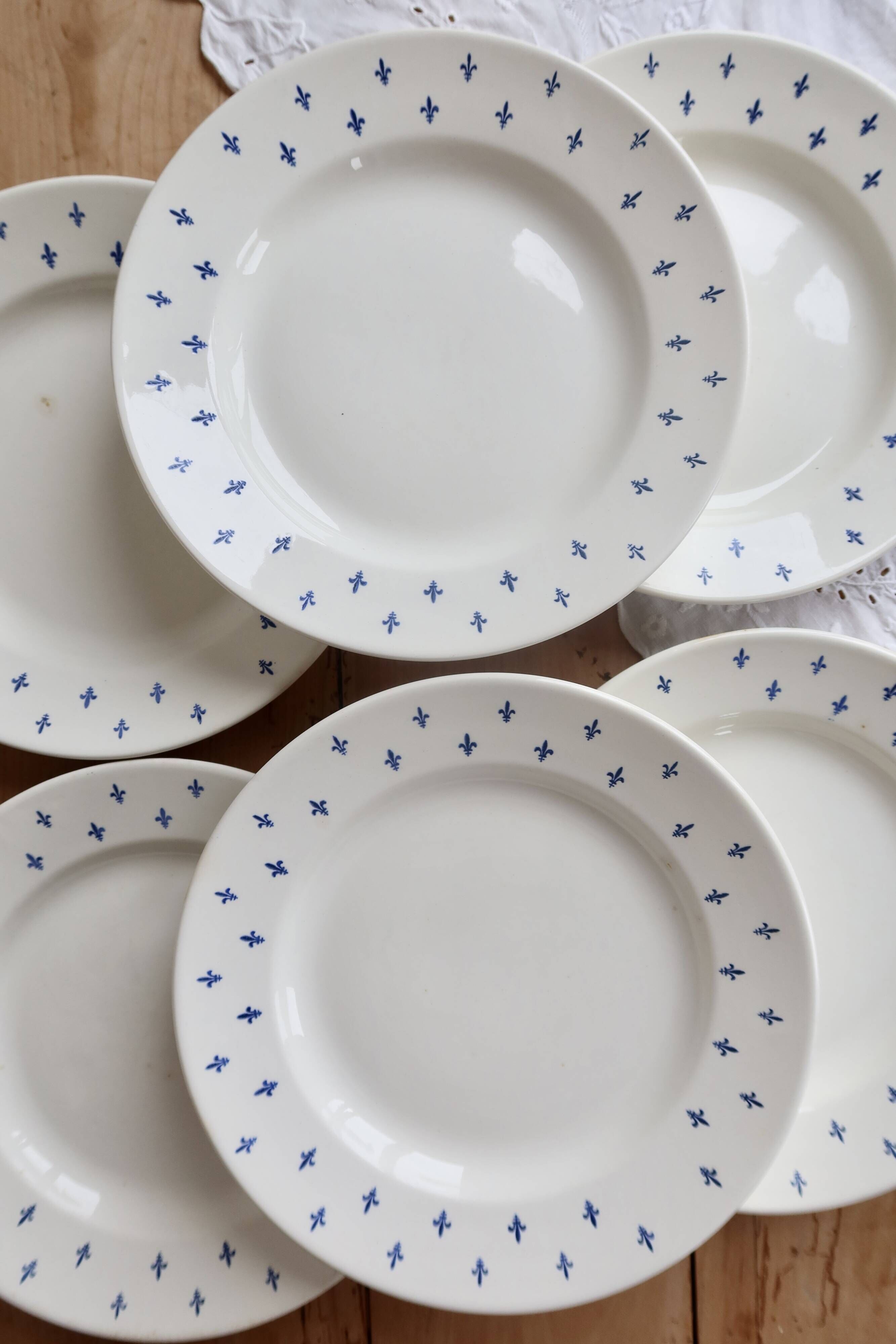 6 assiettes plates vintage en faïence blanche – décor fleurs de lys bleu