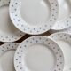 6 assiettes plates vintage en faïence blanche – décor fleurs de lys bleu