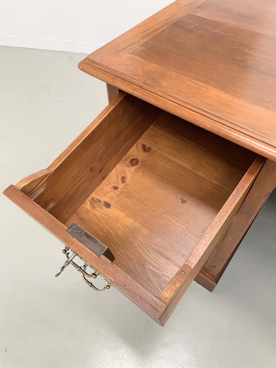 Comptoir ou bureau en noyer années 50