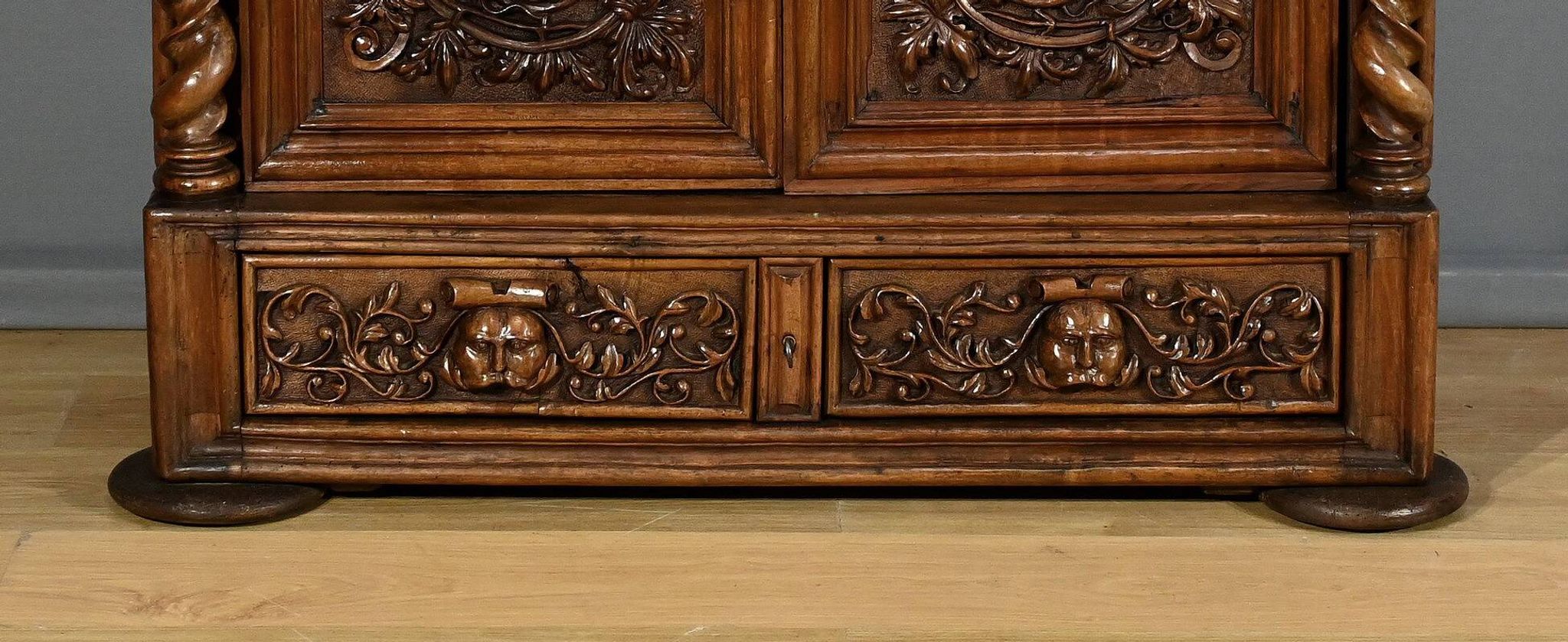 Oratory in solid walnut, Neo-Gothic Renaissance style – Late 19th century
