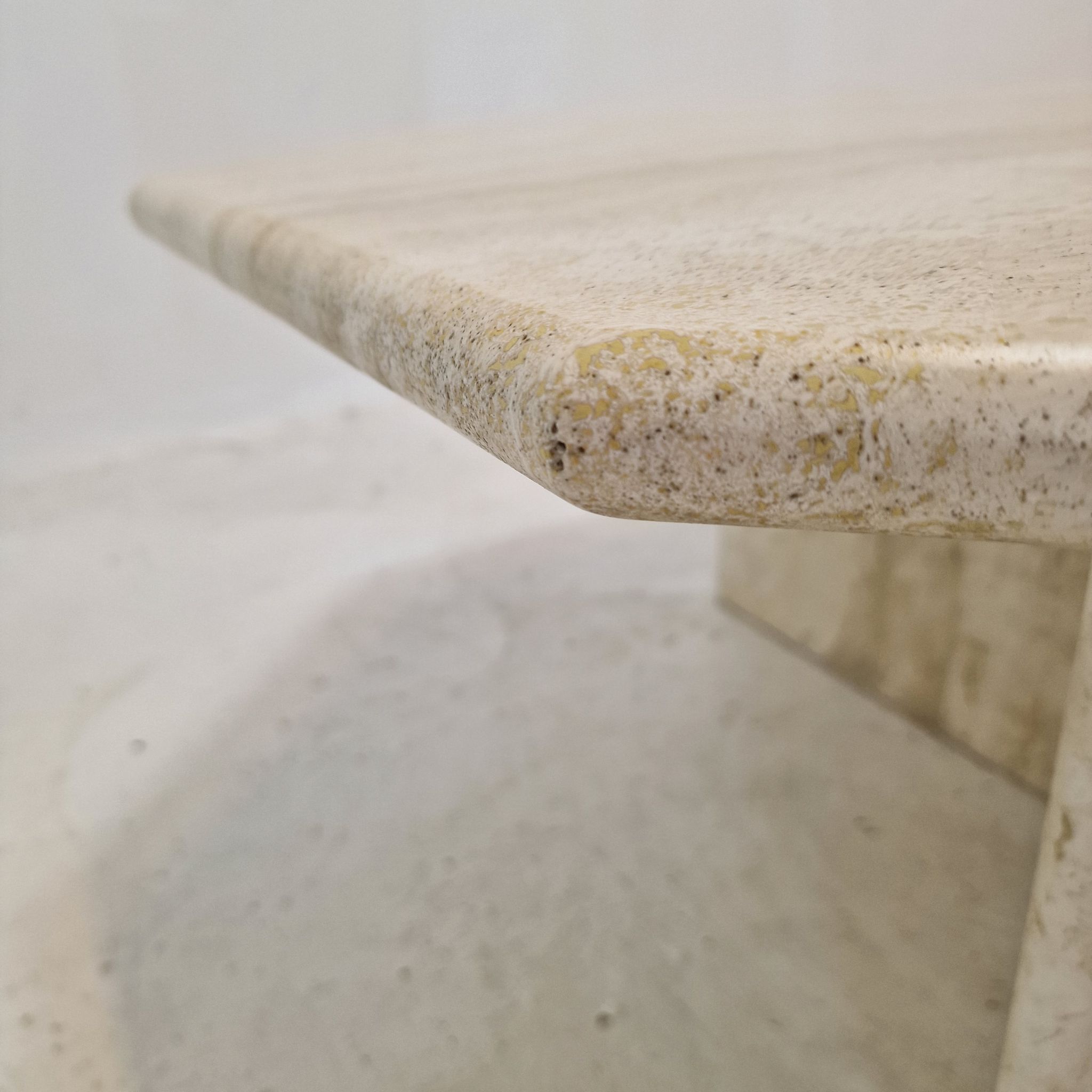Table basse octogonale italienne en travertin, années 1980.