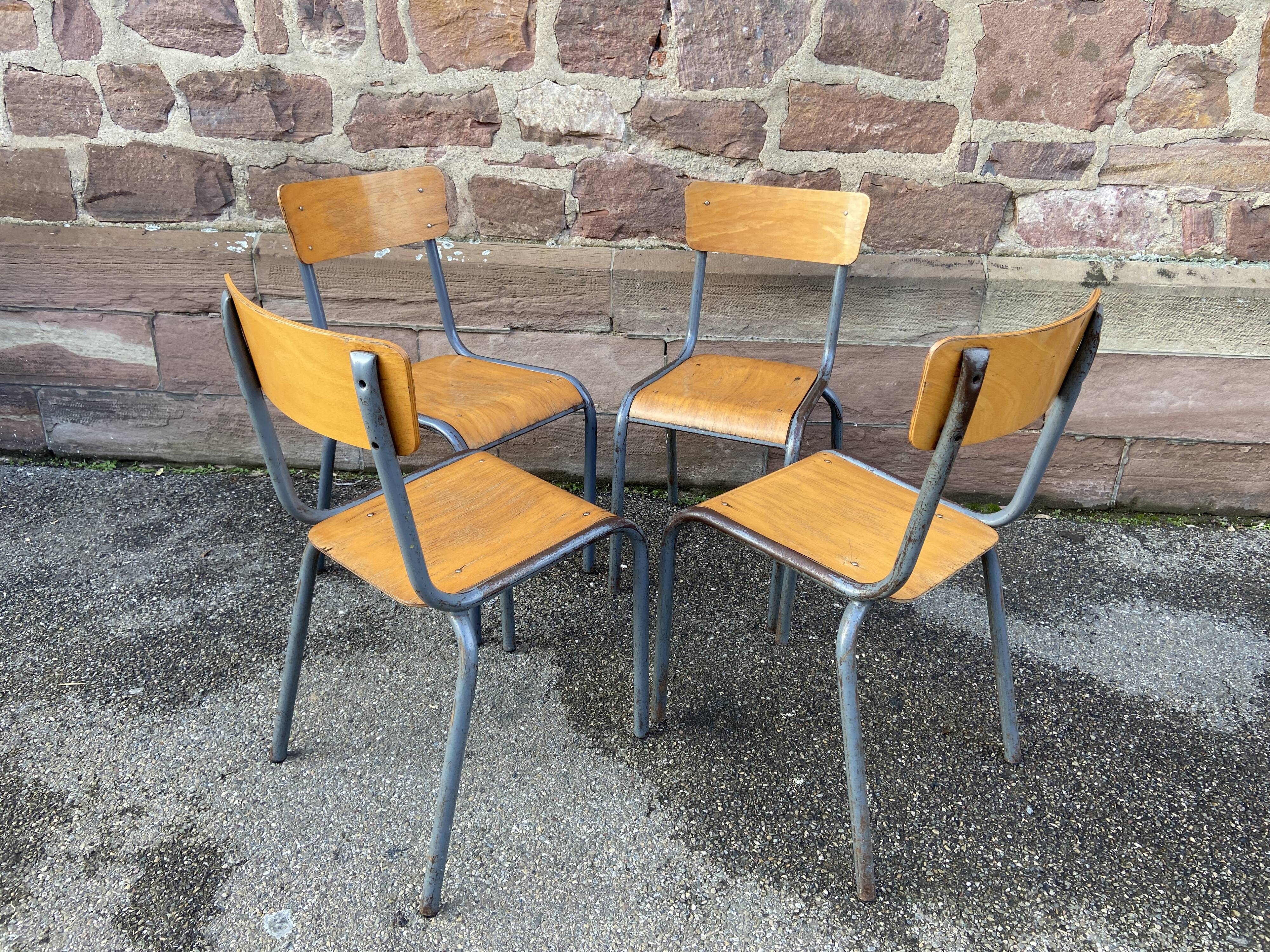 4 chaises d'école Vintage