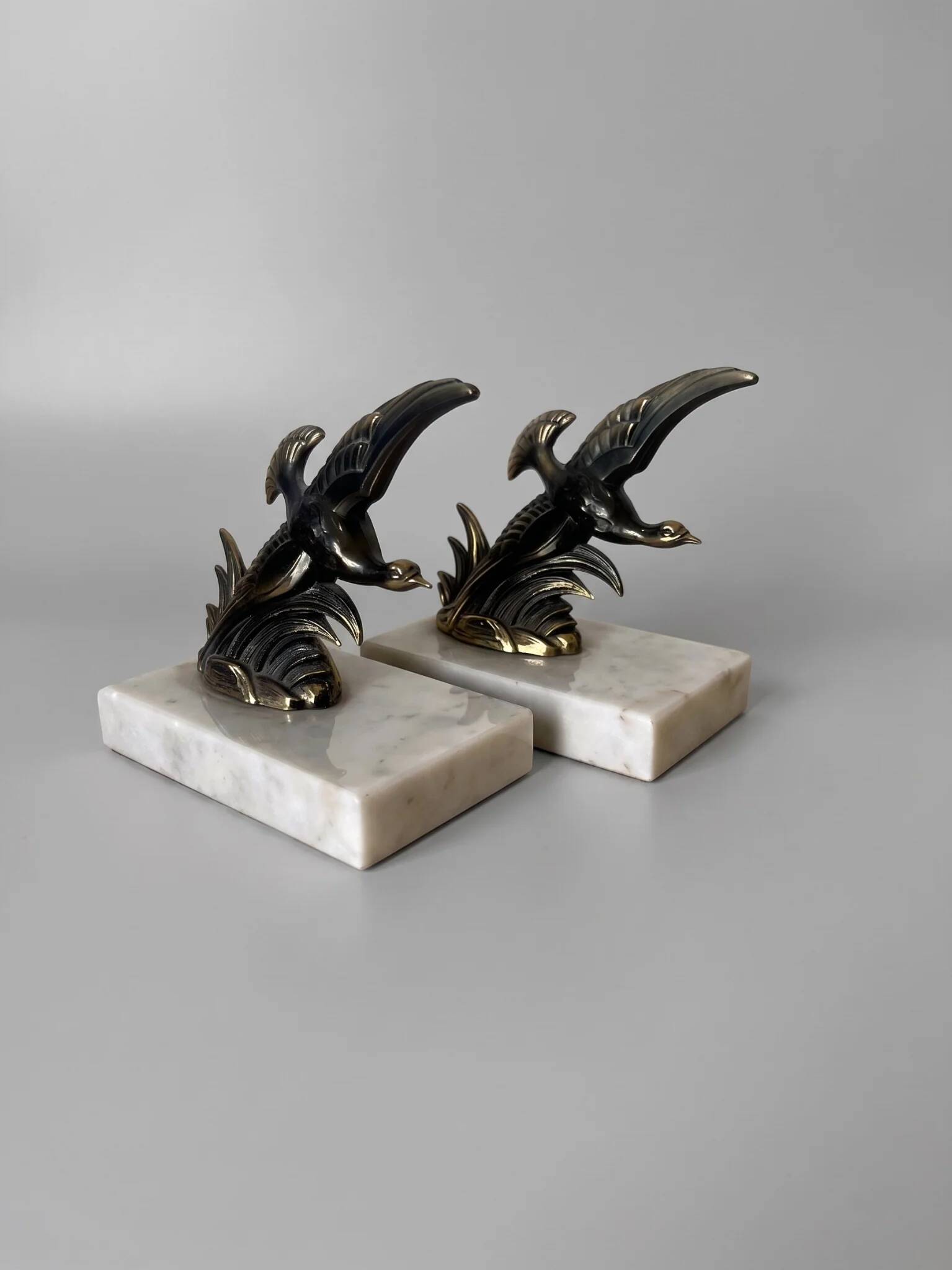 Paire de serre-livres oiseaux vintage en métal doré et marbre – Art déco