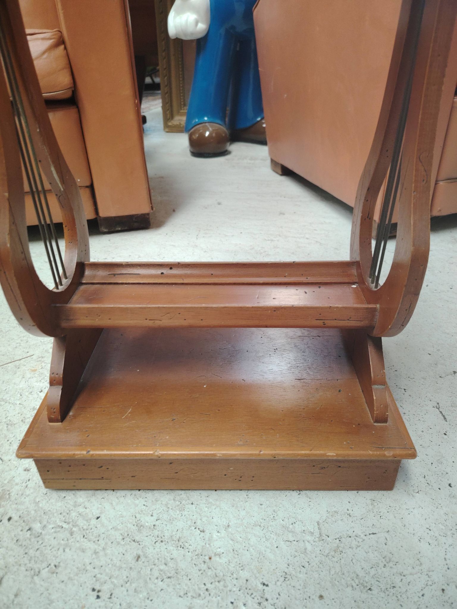 Sellette bout de canapé vintage au piètement lyre à deux tiroirs
