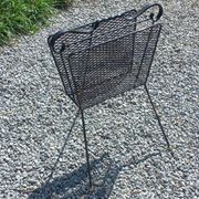 Porte revue en métal perforé des années 60