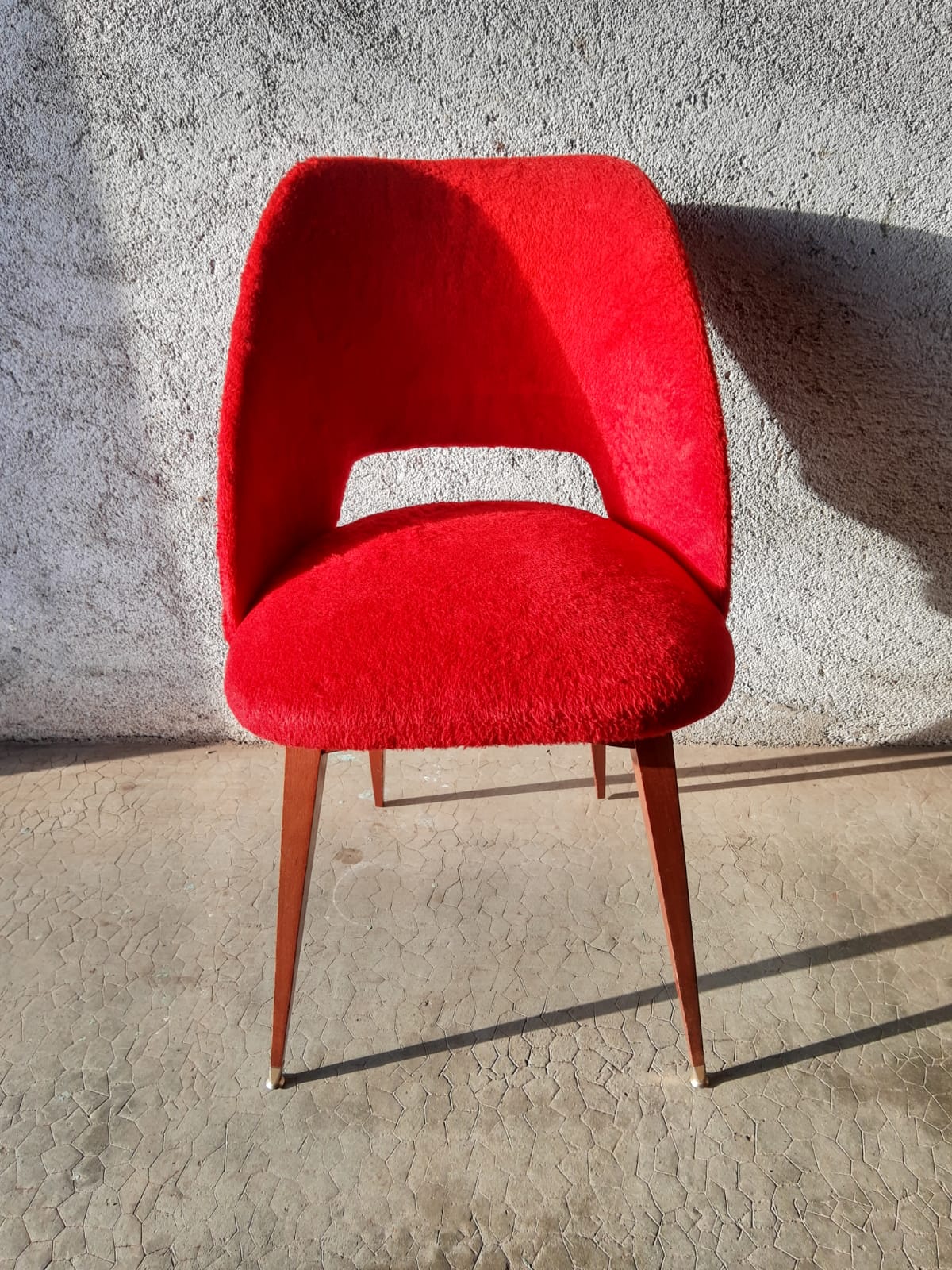 Chaise tonneau en moumoute rouge pieds compas années 60-70