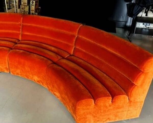 Canapé modulaire orange brûlé 4 places au design futuriste