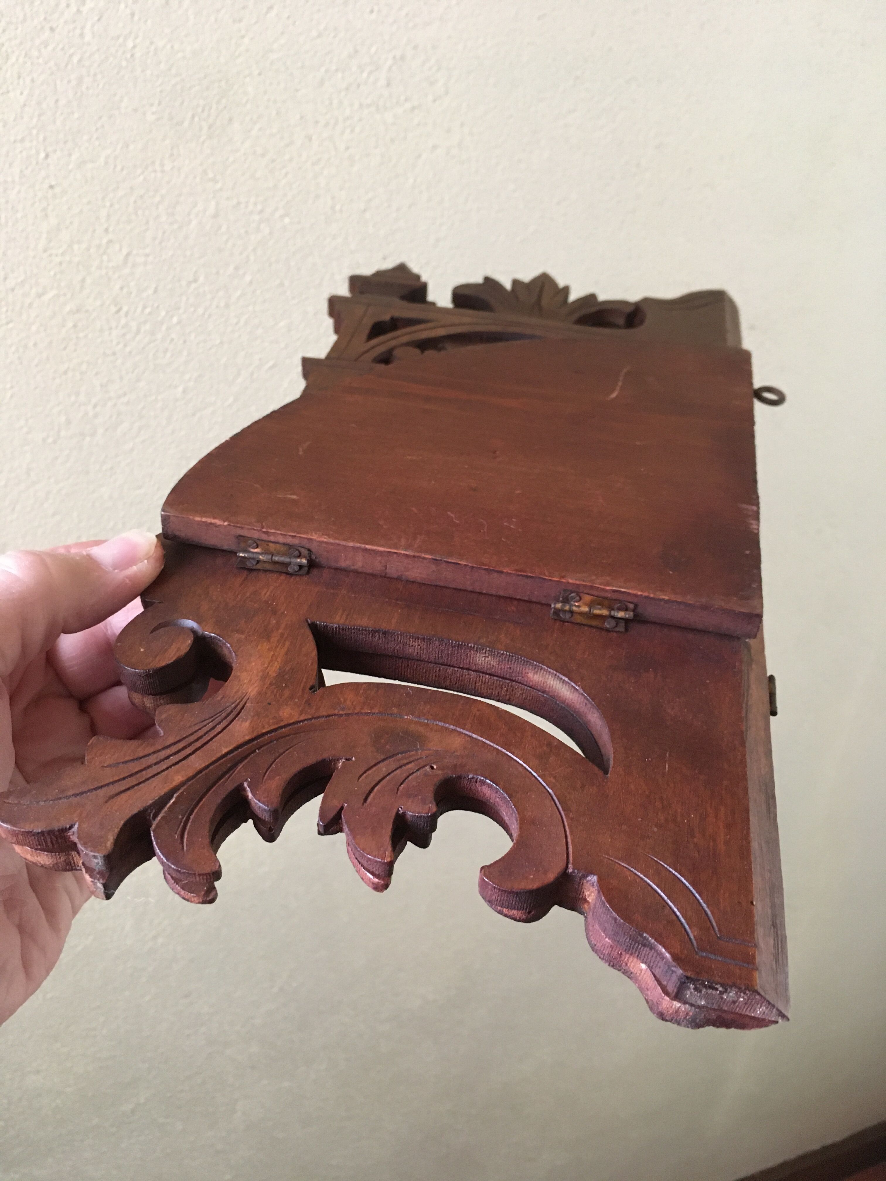 Small corner shelf in solid wood singable foldable art nouveau