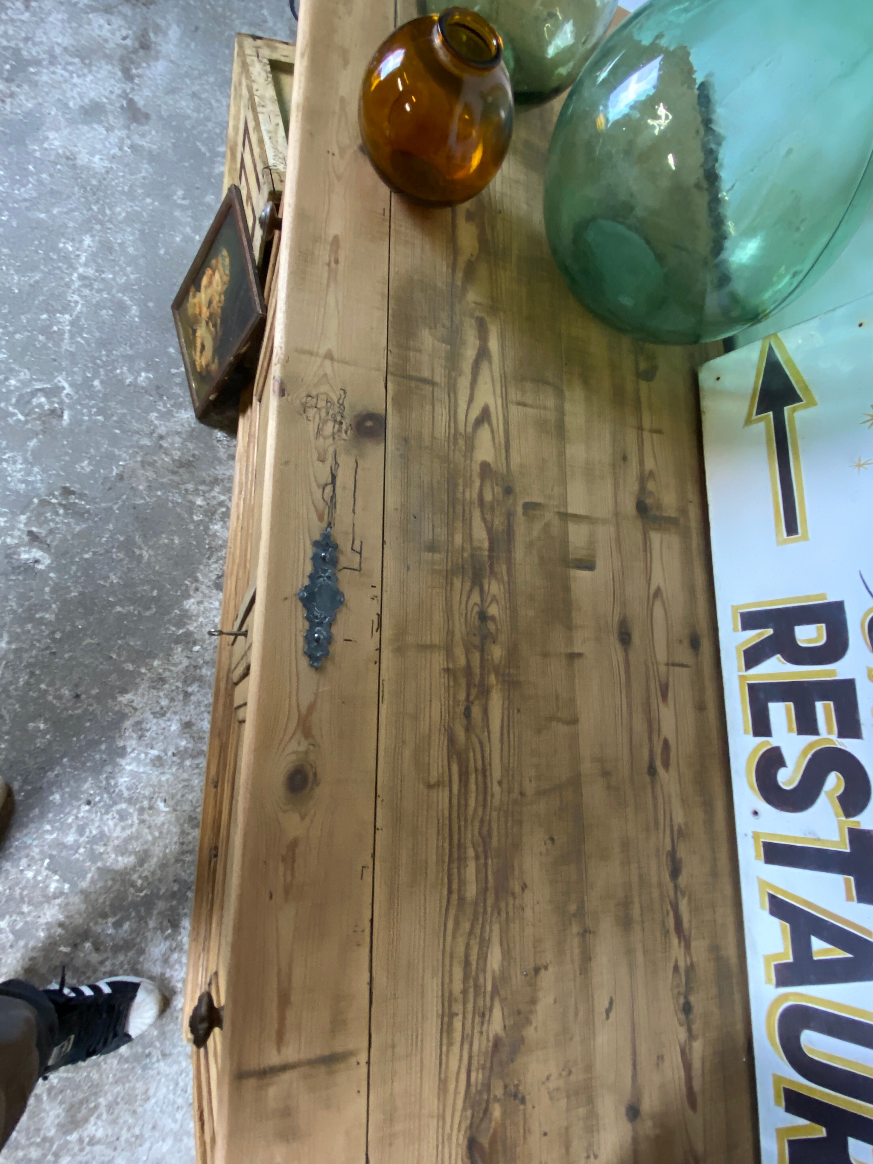 Country buffet in pitchpin