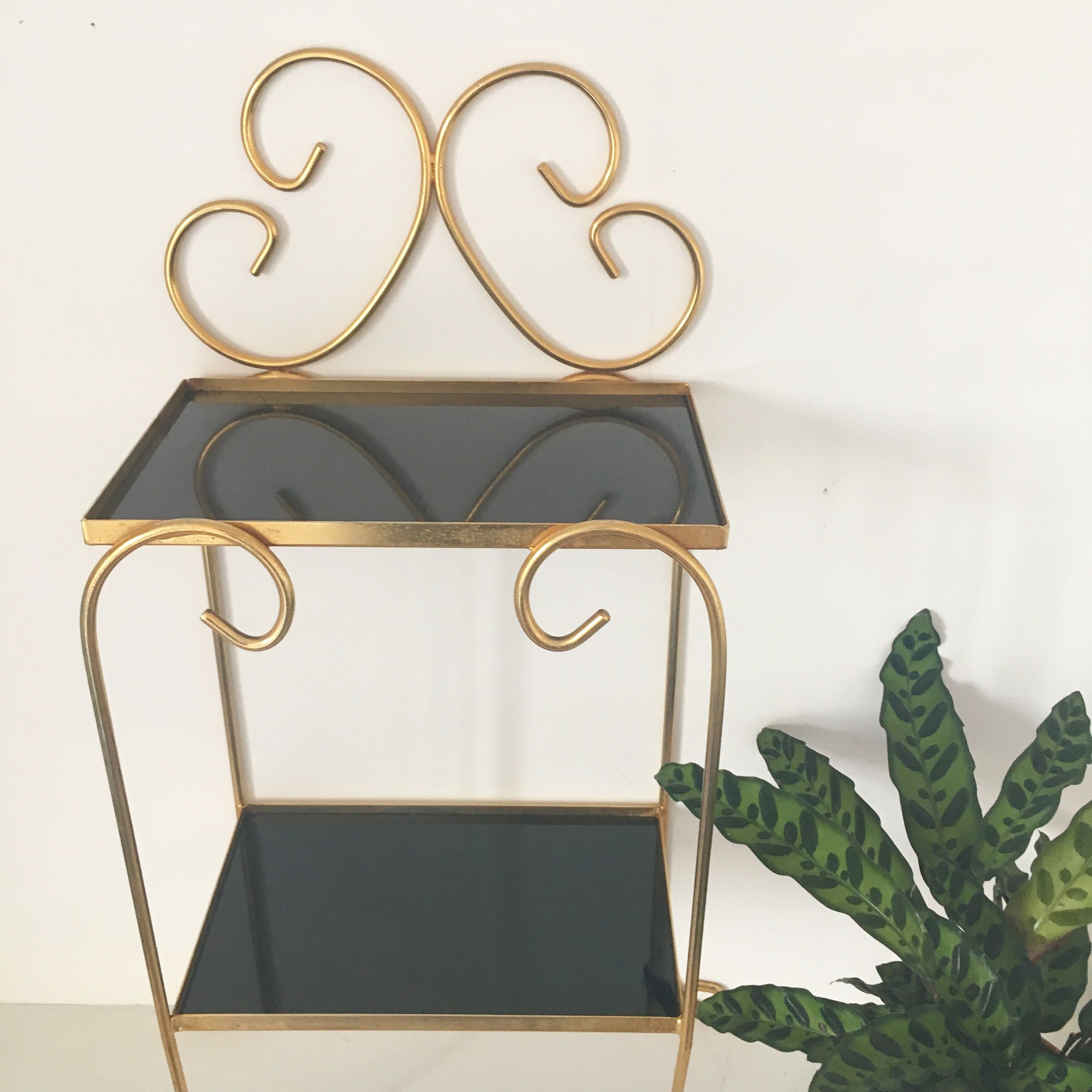 Shelf on feet in gold metal and black shelves
