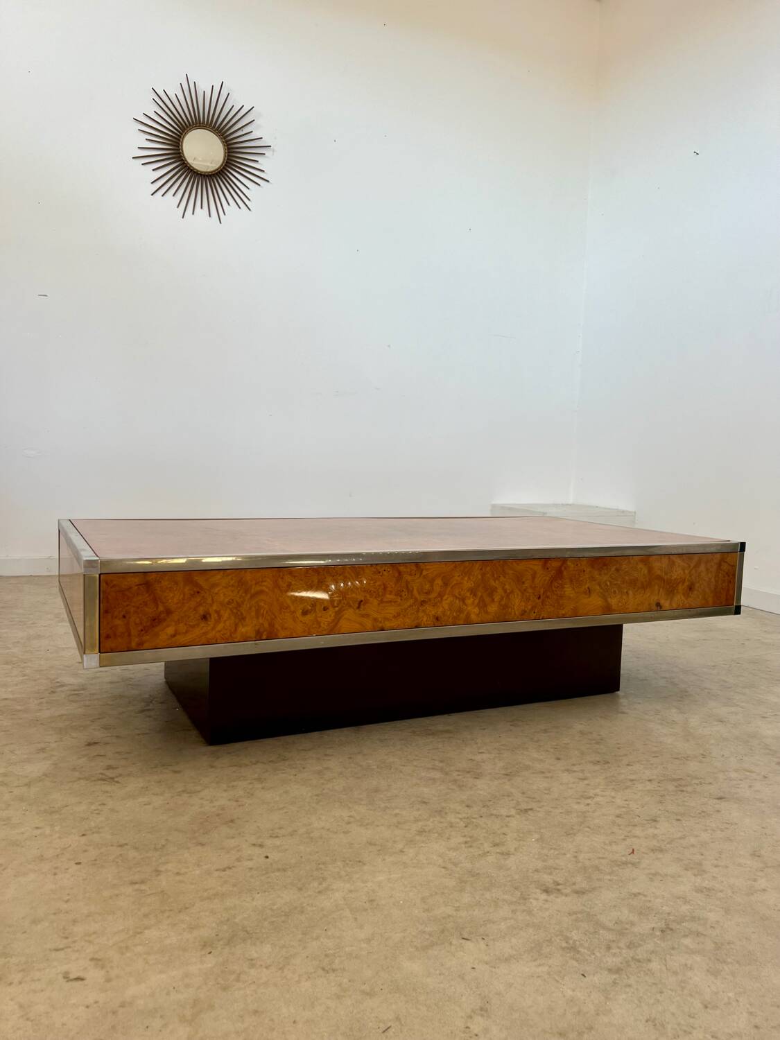 Old Italian design coffee table from the 70s in elm burl and metal / Willy Rizzo