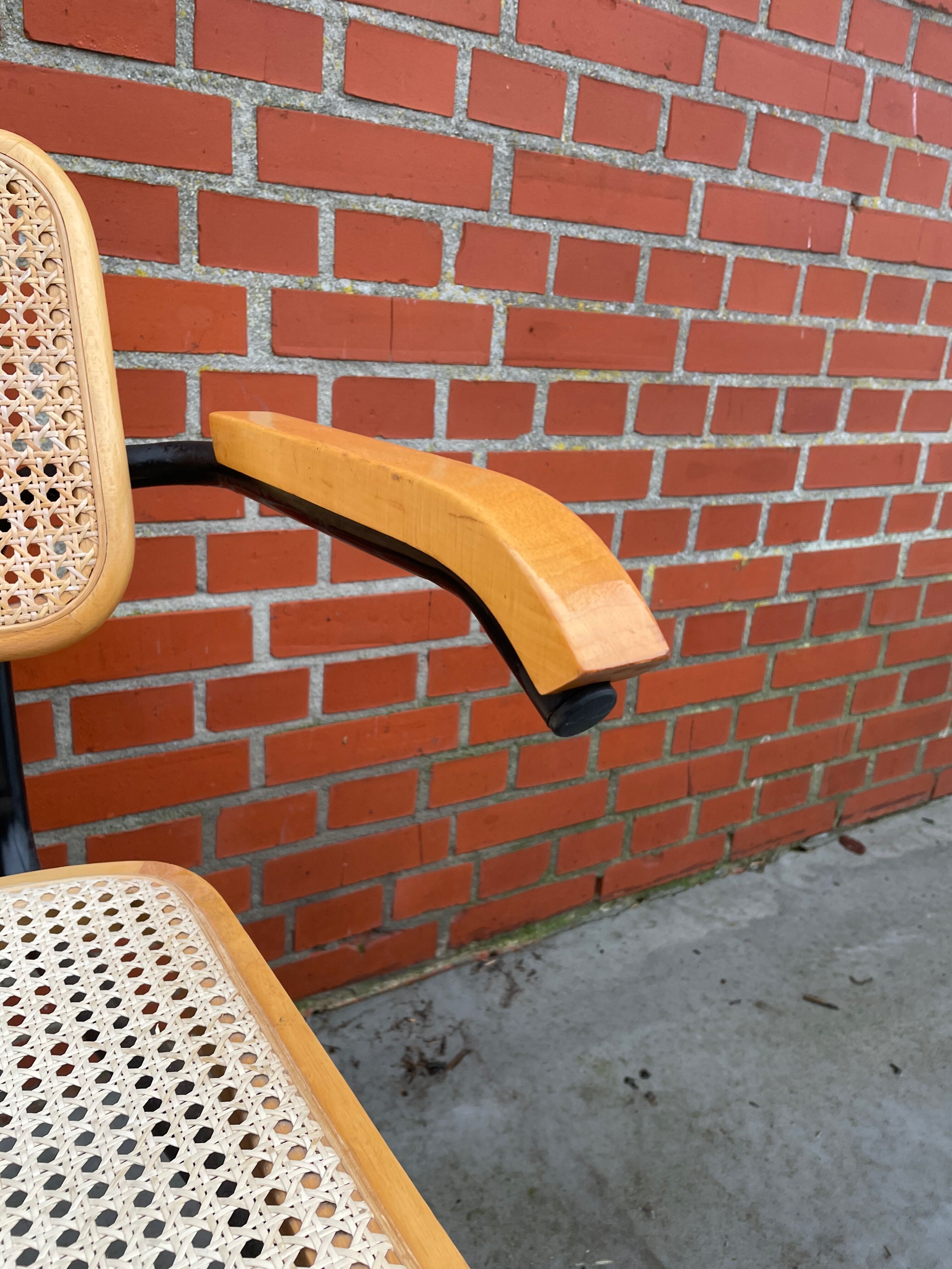 Chaise modèle Cesca conçue par Marcel Breuer avec accoudoirs à structure noire