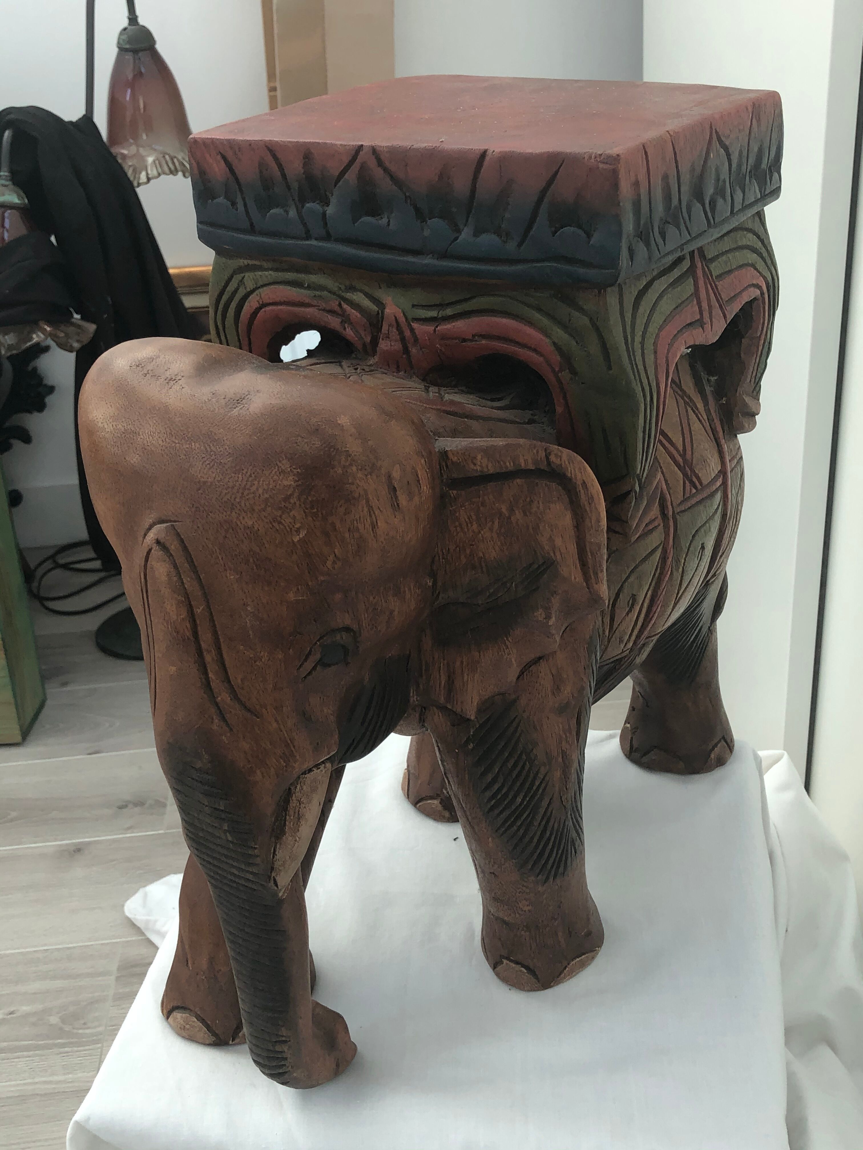 Tabouret éléphant en bois sculpté polychromie