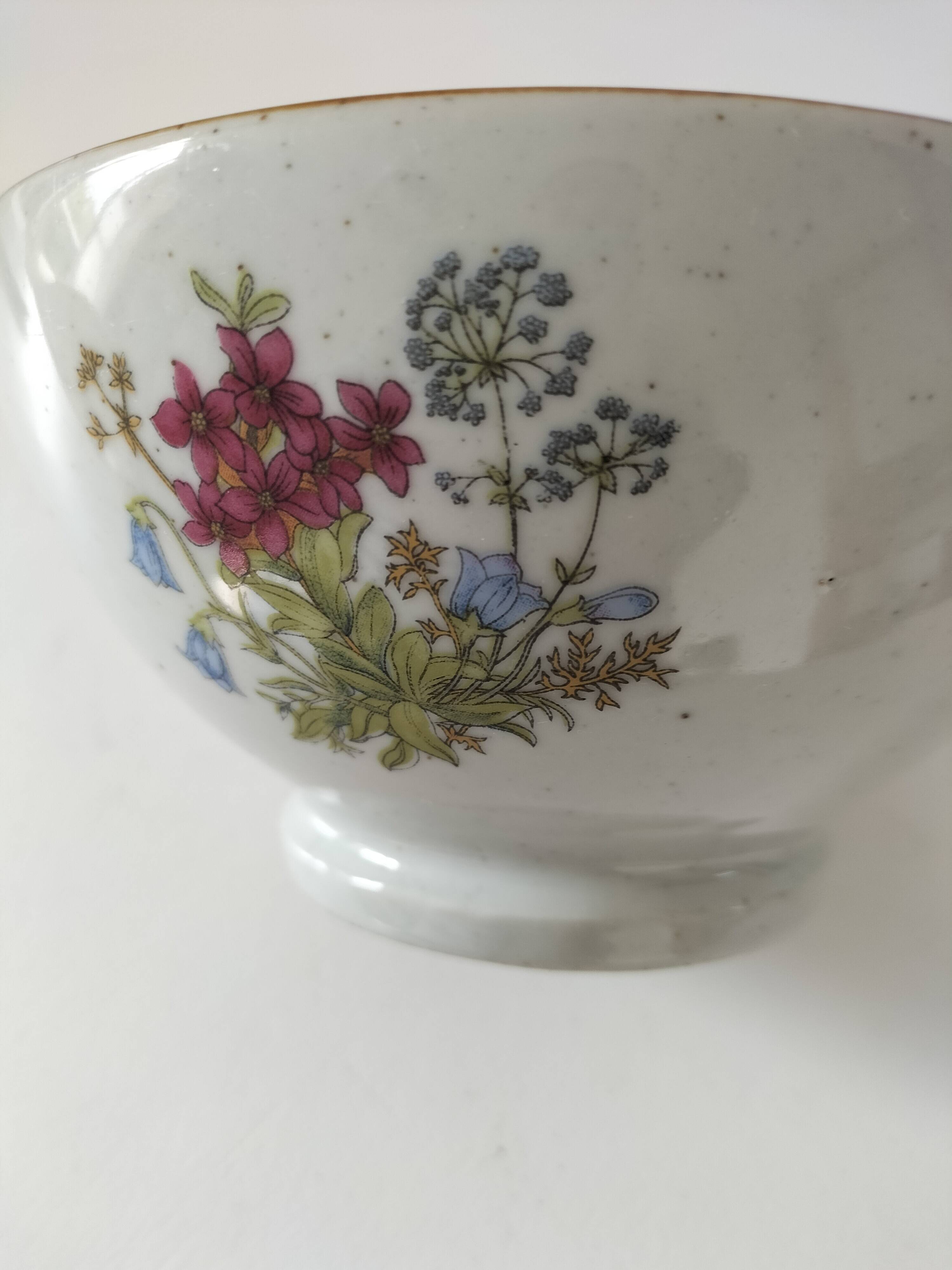 Large light grey speckled earthenware bowl with floral decoration – 1960s–1970s