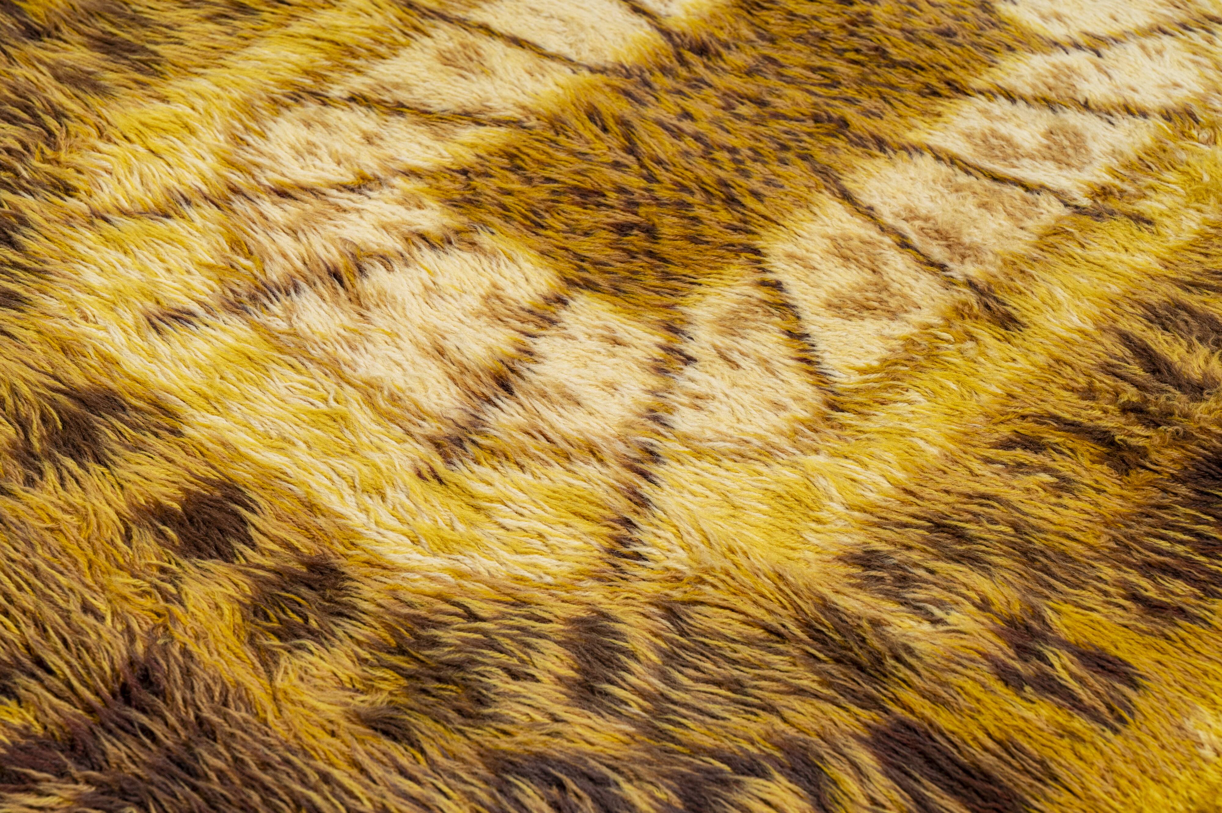 Scandinavian style mid-century modern long pile rug. 142 x 86 cm (56 x 34 i