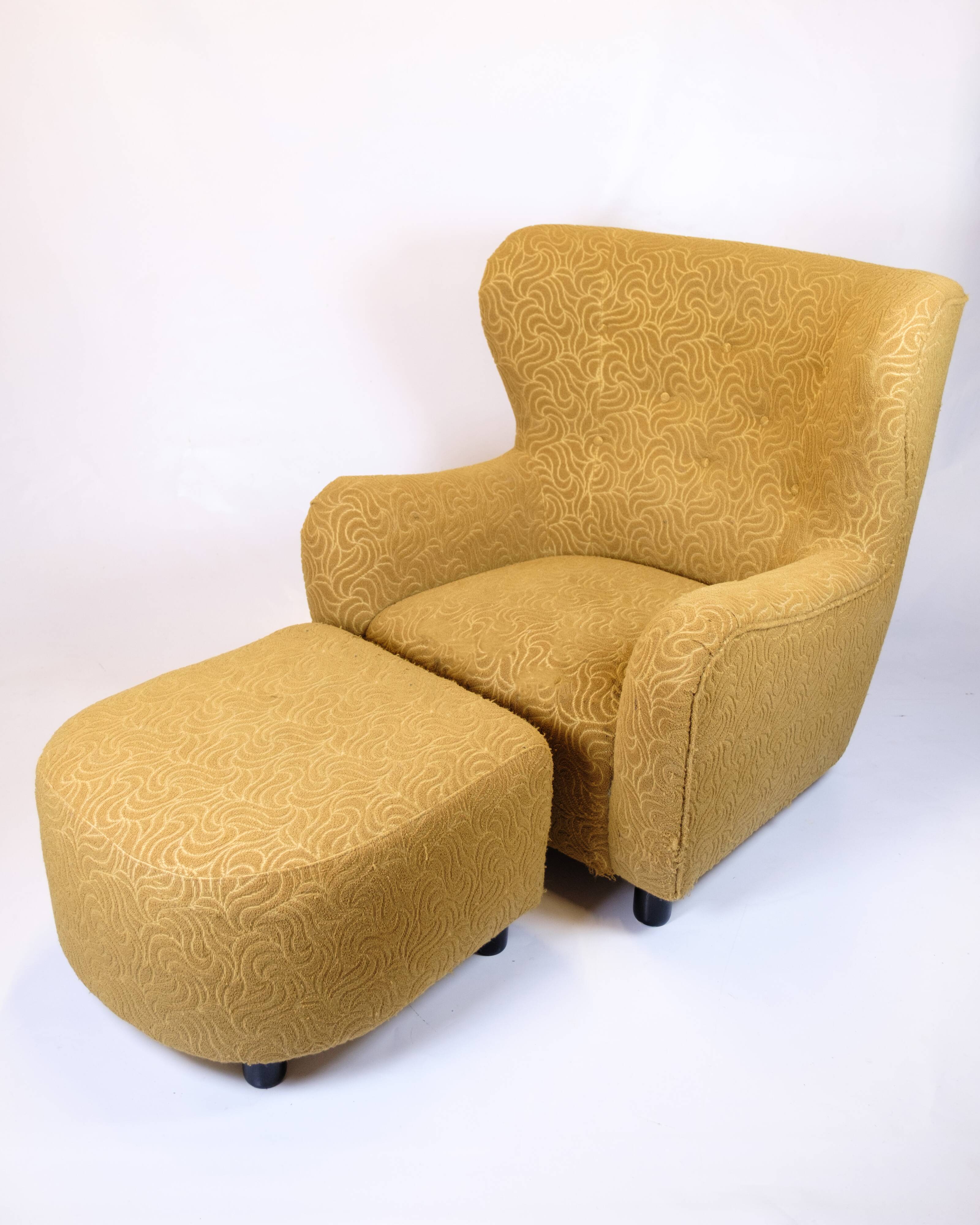 Armchair with ottoman - Over-upholstered - Patterned yellow fabric - Black legs - Danish design - 1940s style