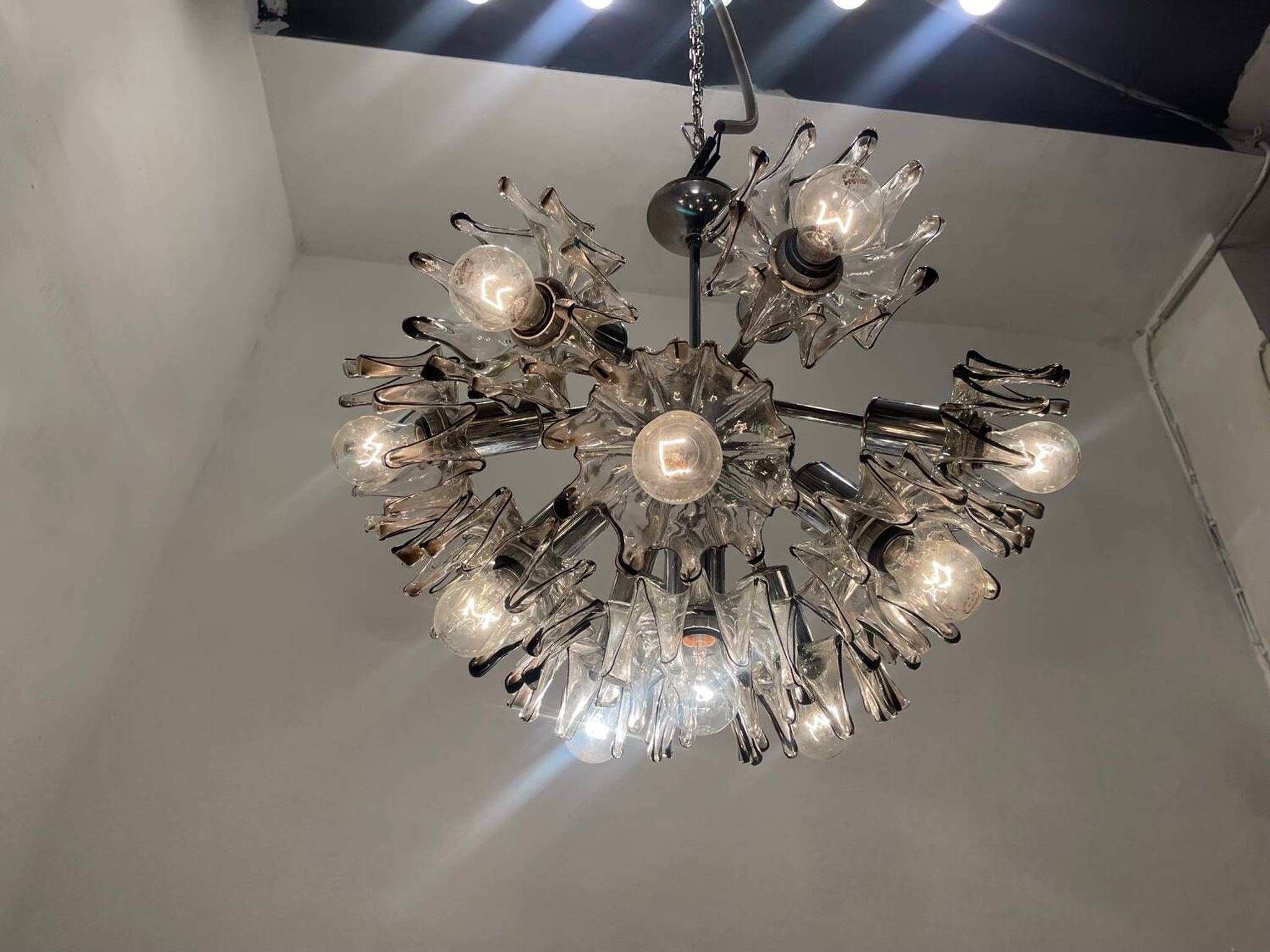 Grand lustre vintage à fleurs de Murano 1970