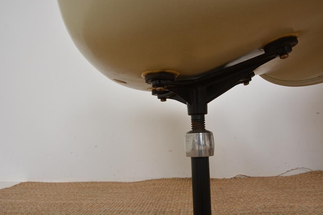 Charles and Ray Eames swivel armchair, Herman Miller Edition dating from the 60s.