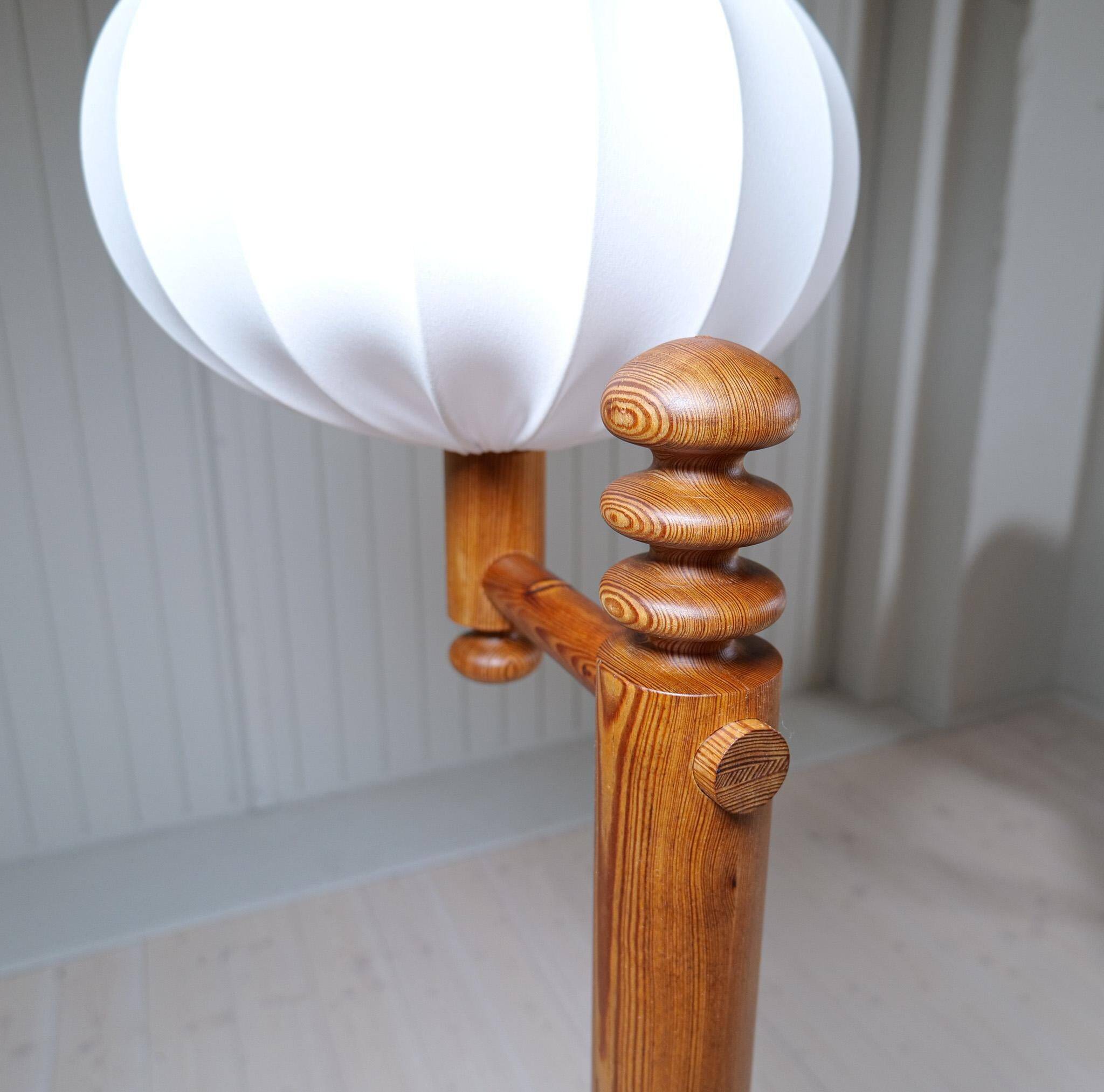 Modern sculptural Scandinavian floor lamp in pine by Uno Kristiansson, Sweden 1970s