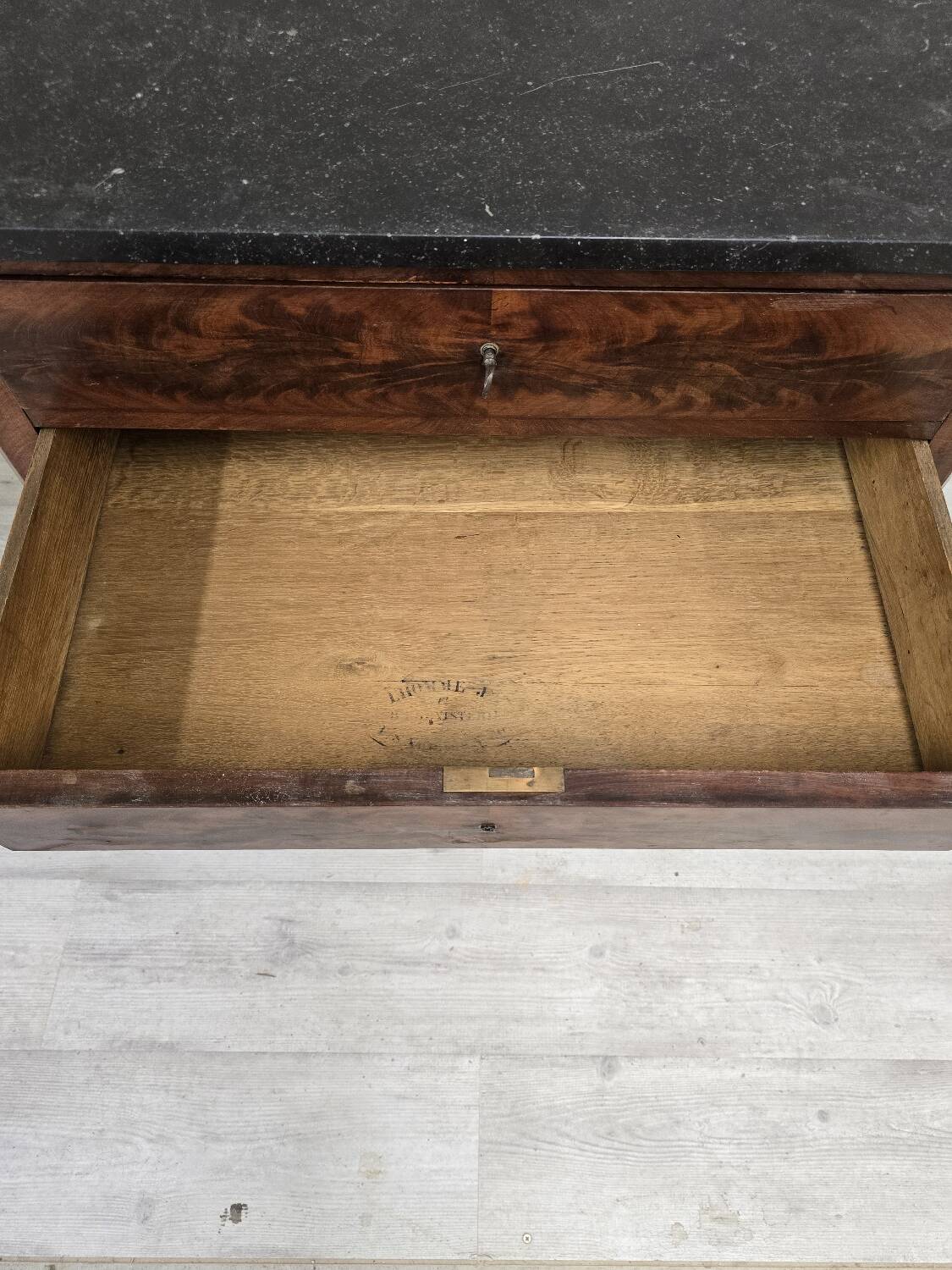 Commode ancienne en acajou flammé de style louis philippe