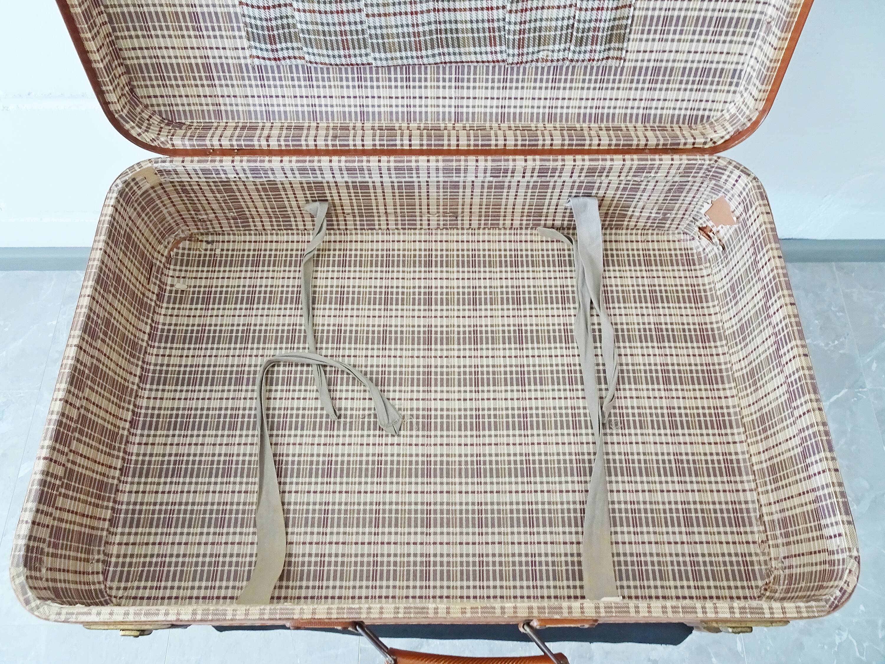 Valise de couleur cognac, valise dure