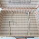 Valise de couleur cognac, valise dure