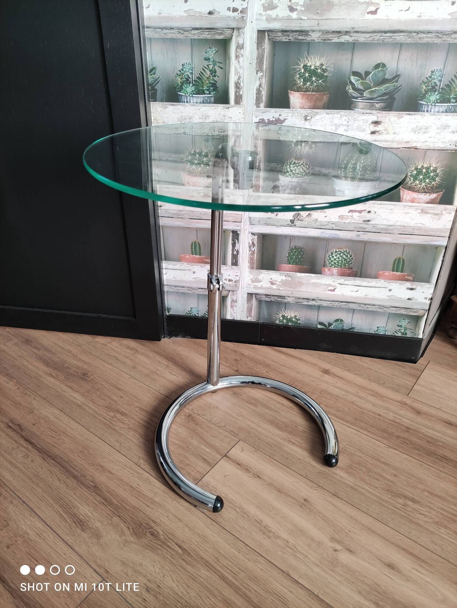 End of sofa, pedestal table, side table paget top in chrome-plated glass base