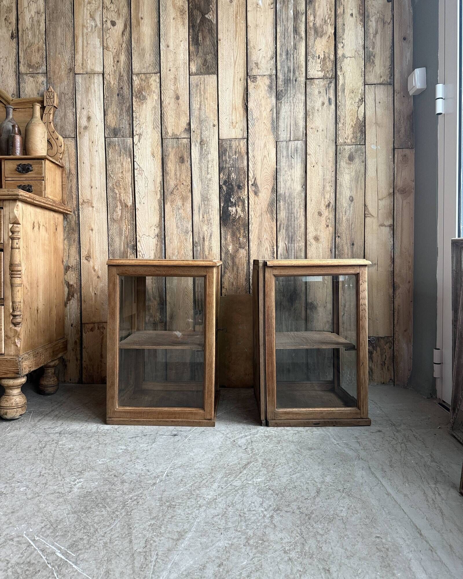 Pair of small Art Deco display cabinets in oak (renovated)