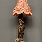 Lampe à figure féminine.