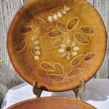 Two large dinner plates la roue vallauris
