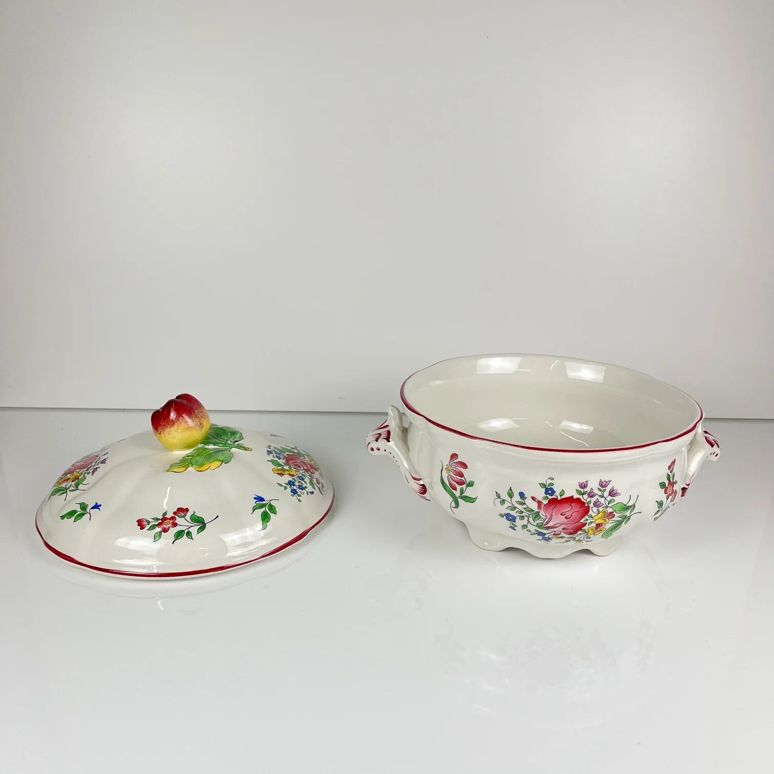 Small soup tureen KG Lunéville, model "Réverbère", rose pattern.