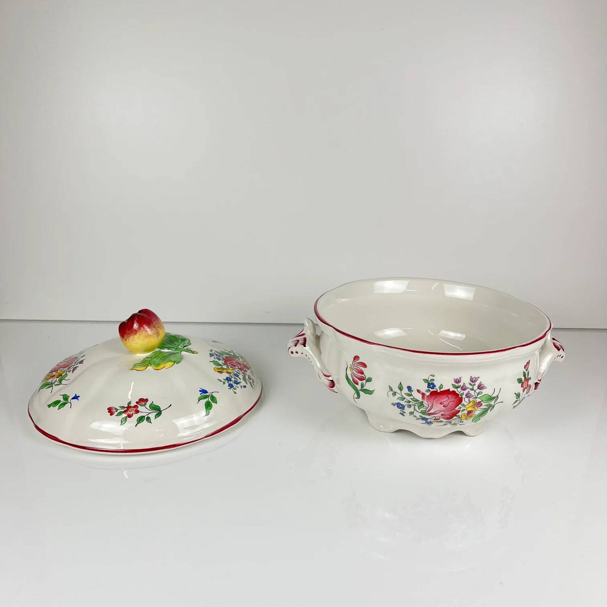 Small soup tureen KG Lunéville, model "Réverbère", rose pattern.