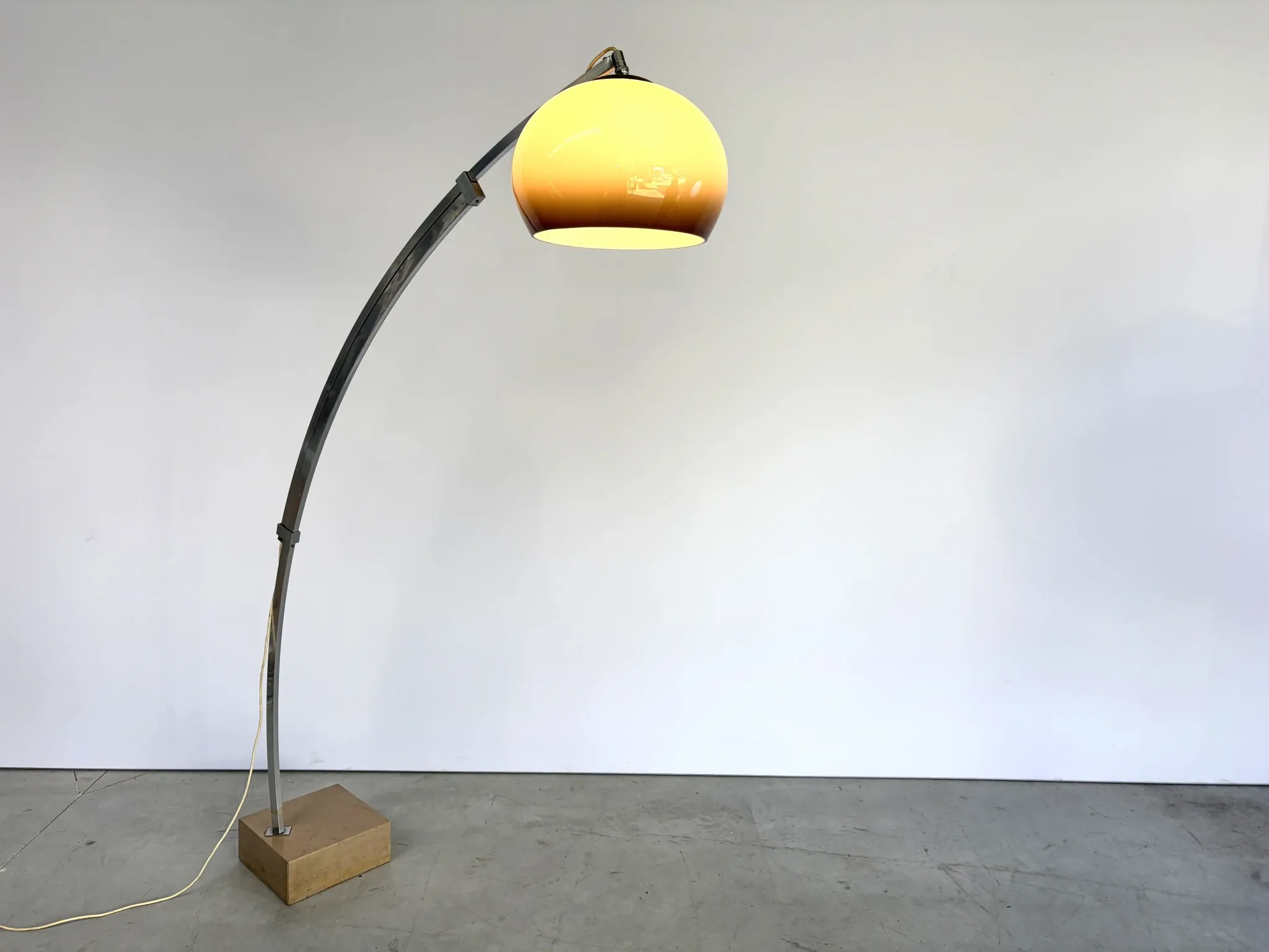 Grand lampadaire à arc extensible, années 1970