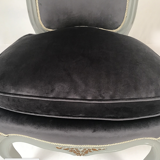 Chauffeuse de style Louis XV bois laqué gris rechampi or