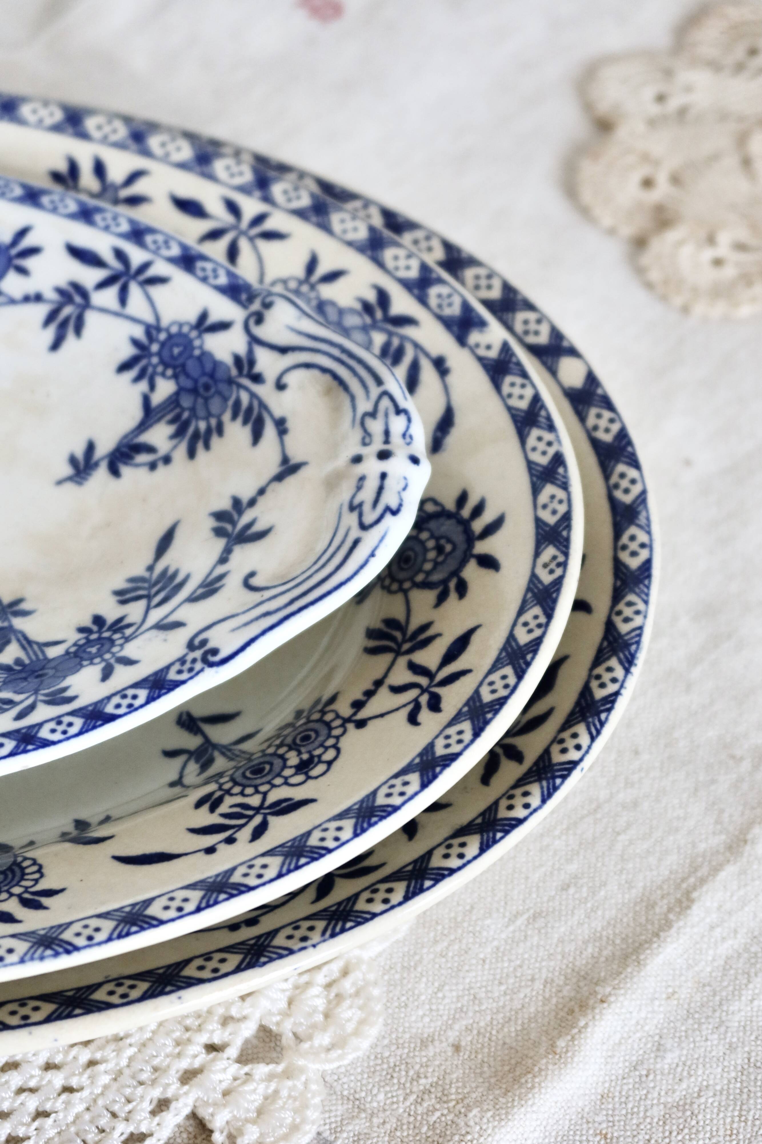 3 oval serving dishes - Dresden porcelain - Floral pattern