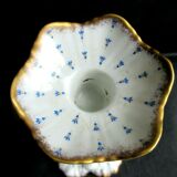 Bougeoir en porcelaine de Limoges forme fleur décorée d'un semis de fleurettes
