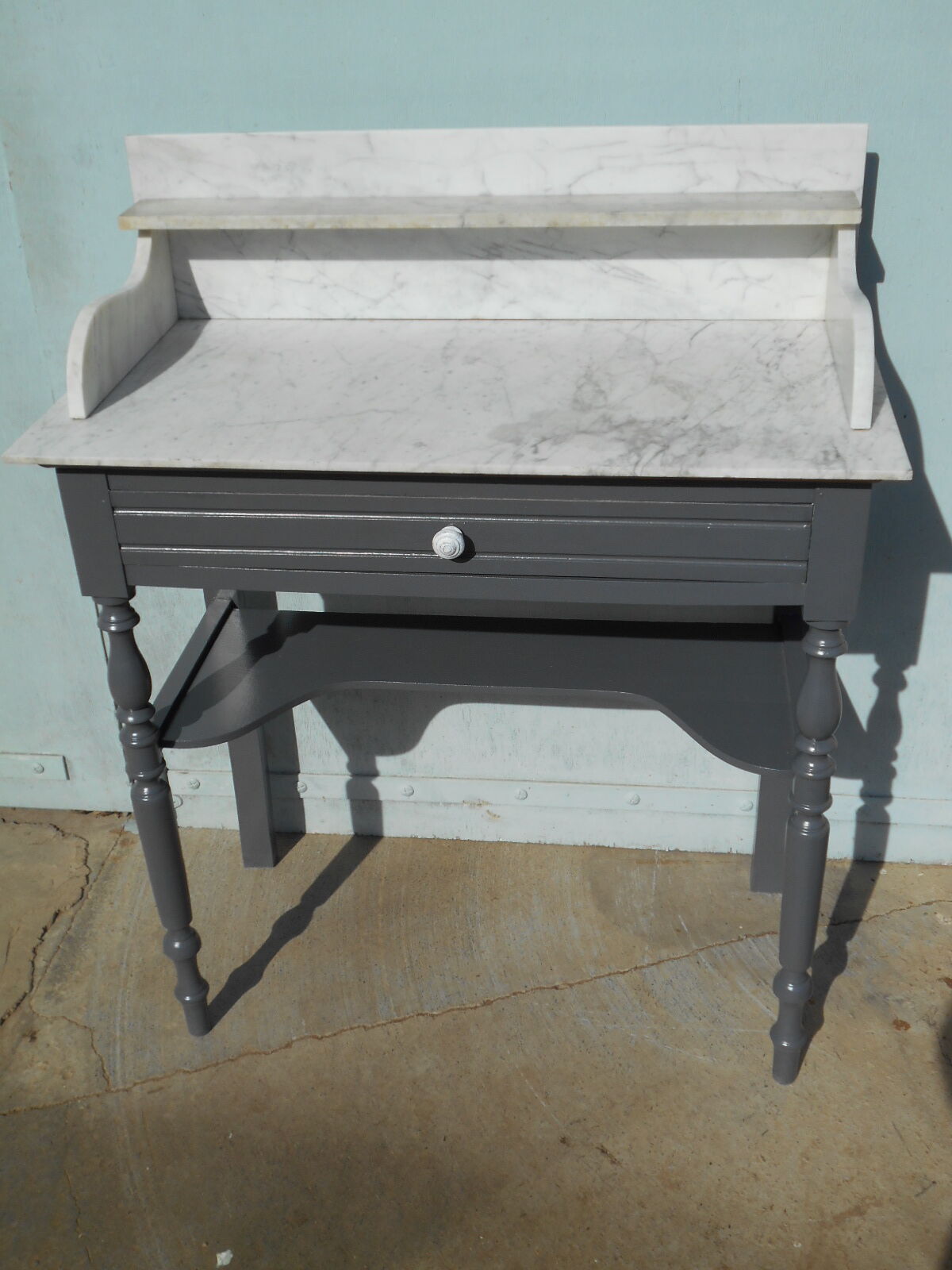 Meuble de toilette en bois et marbre blanc