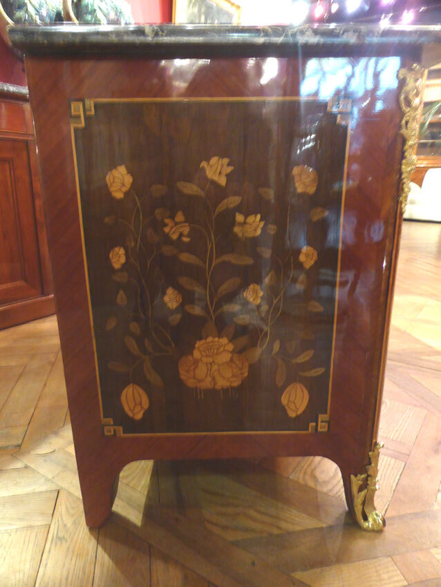 Flowers 18th century marquetry curved Dresser