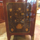 Commode galbée marqueterie de fleurs XVIIIème siècle