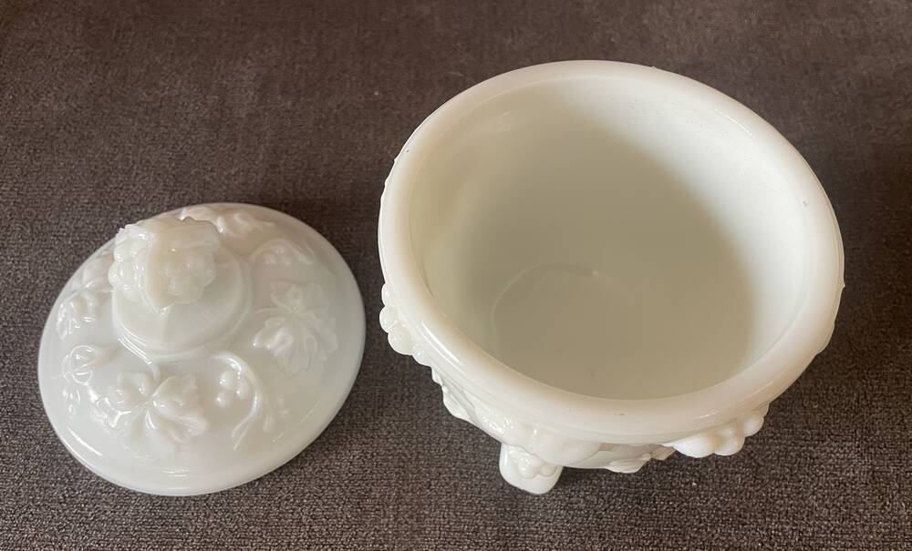 Bonbonnière or sugar bowl in white opaline portieux table art.