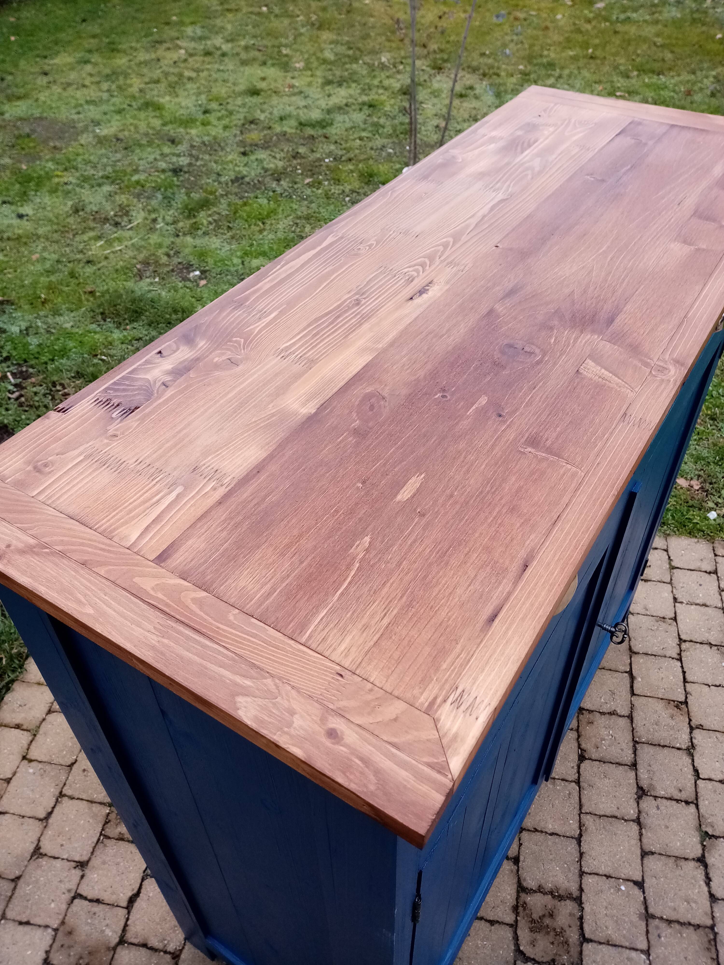 Blue, wood and Parisian buffet.