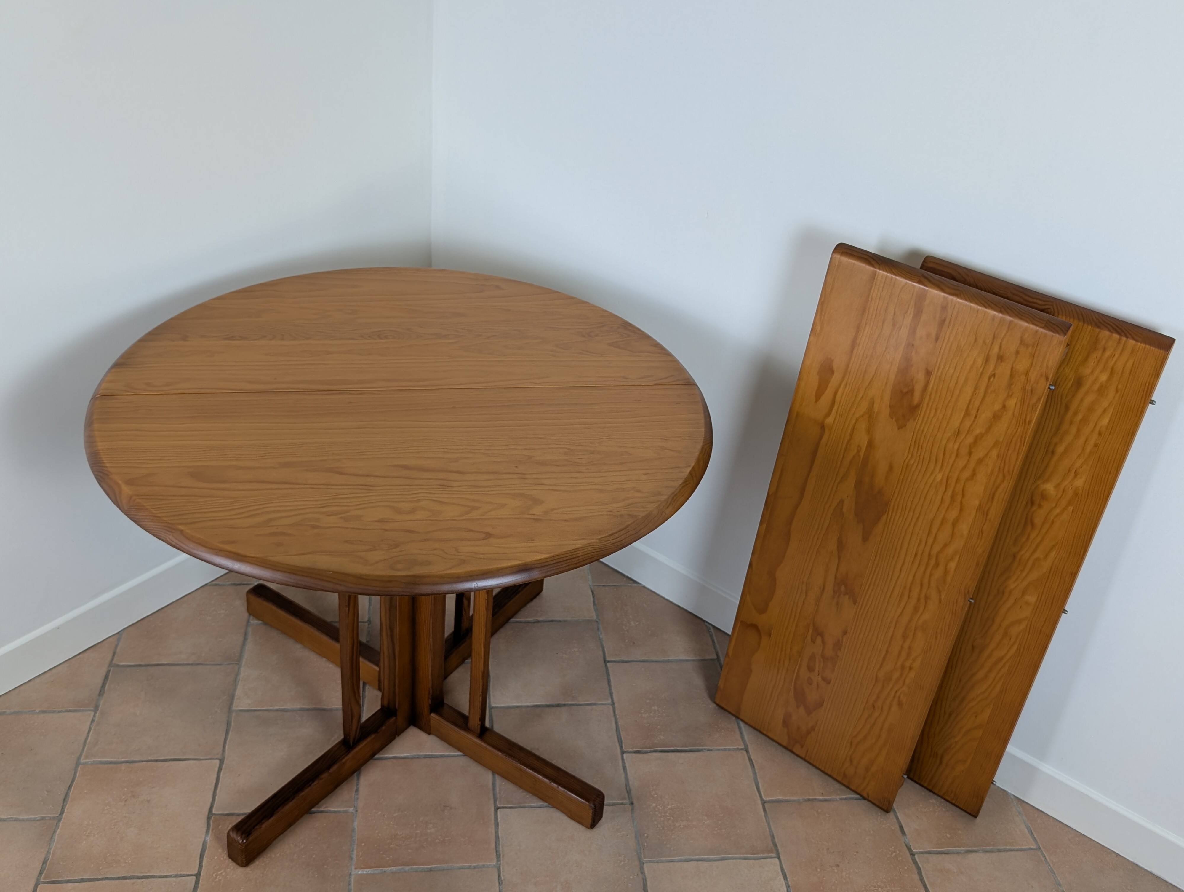 Extendable round table