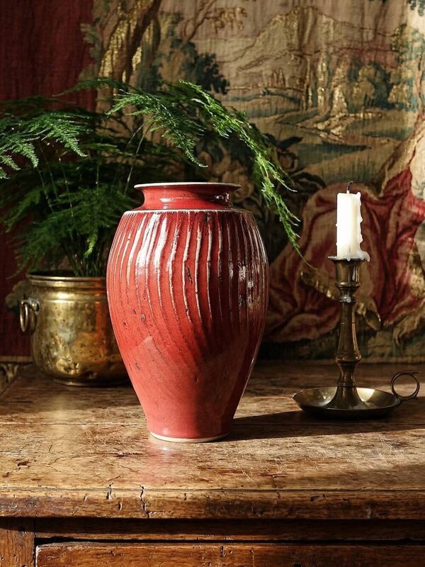 Vase en grès émaillé sang-de-bœuf à côtes, travail d’atelier XXe