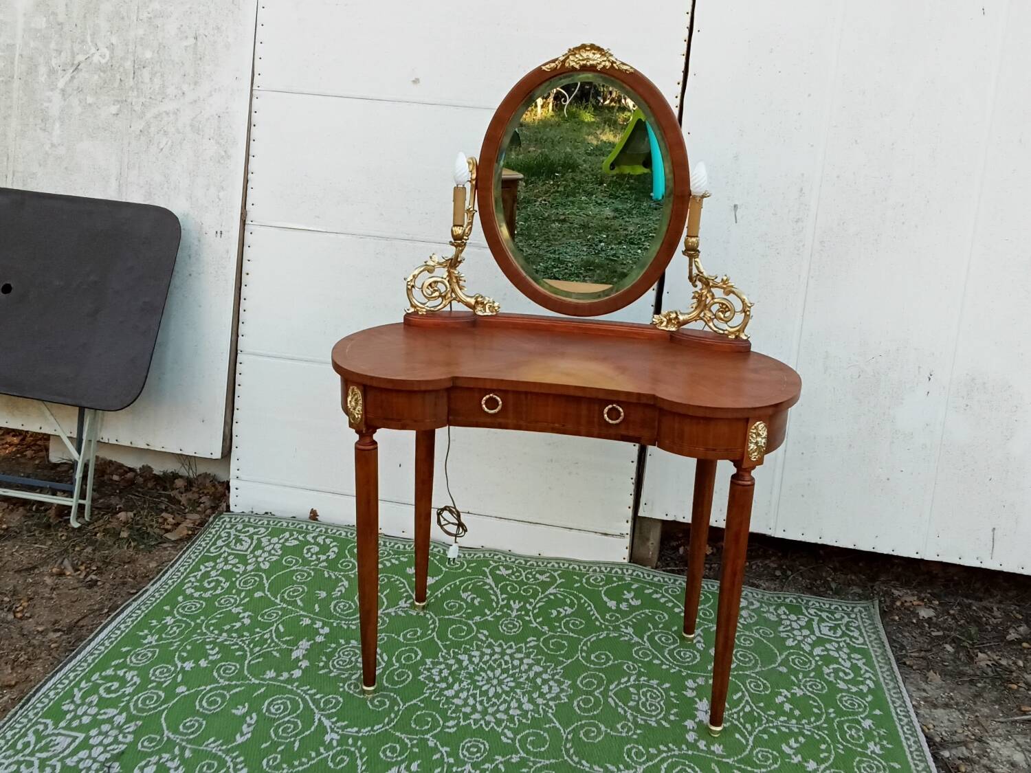 Kidney dressing table