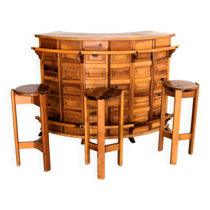 bar brutaliste tabourets