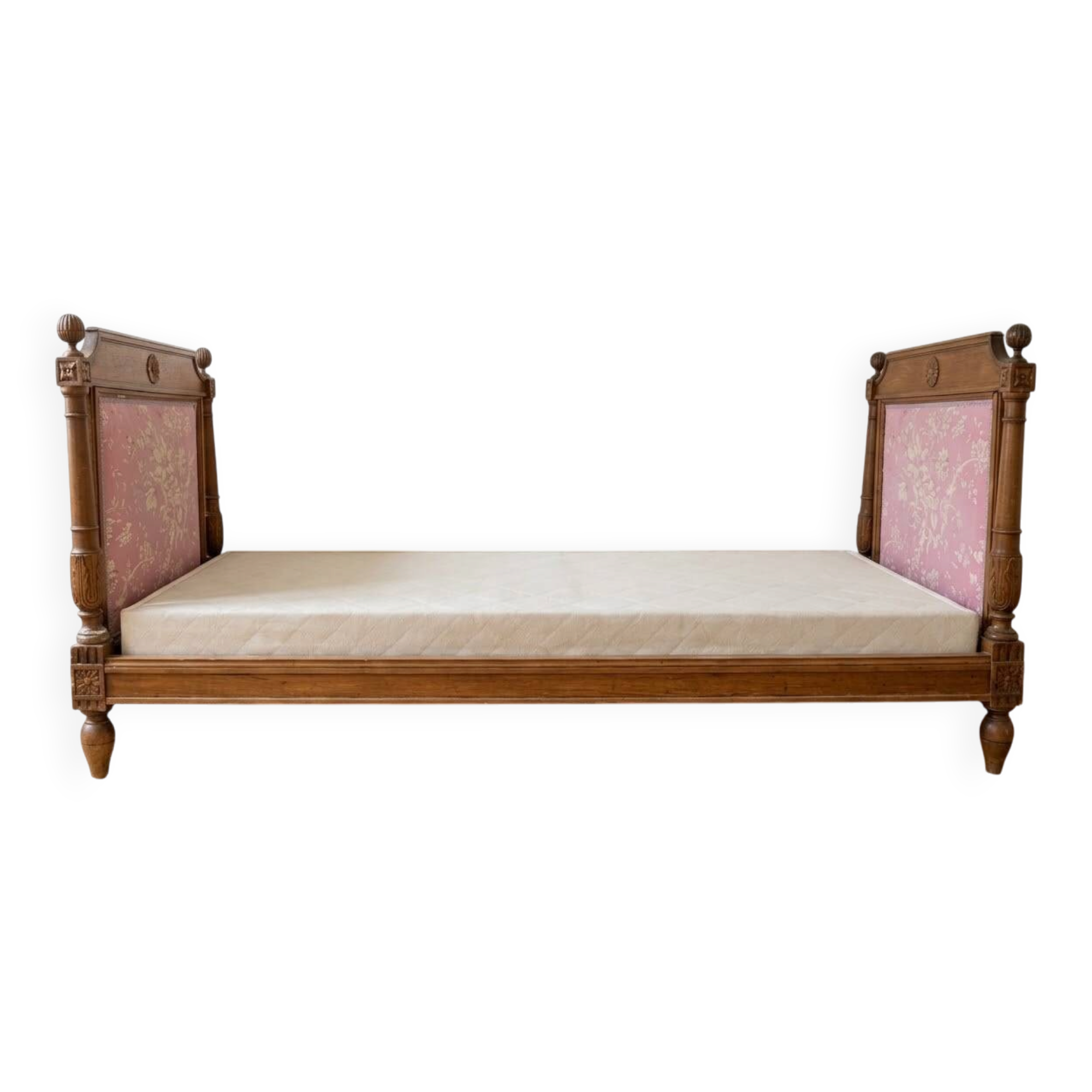 Lit simple ancien en bois et tissu rose