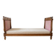 Lit simple ancien en bois et tissu rose