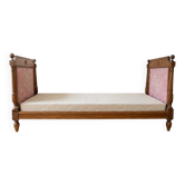 Lit simple ancien en bois et tissu rose