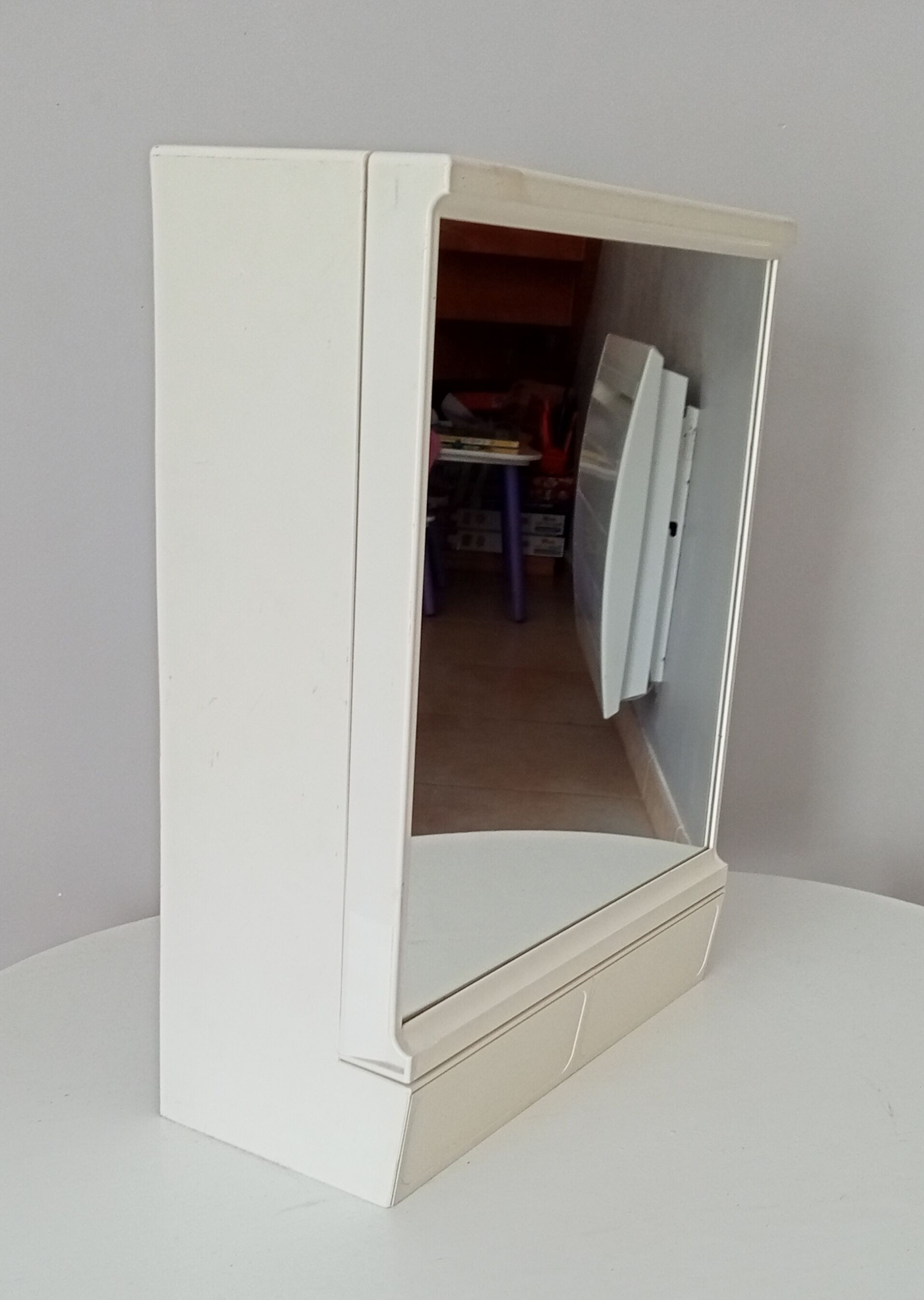 Vintage medicine cabinet 80s