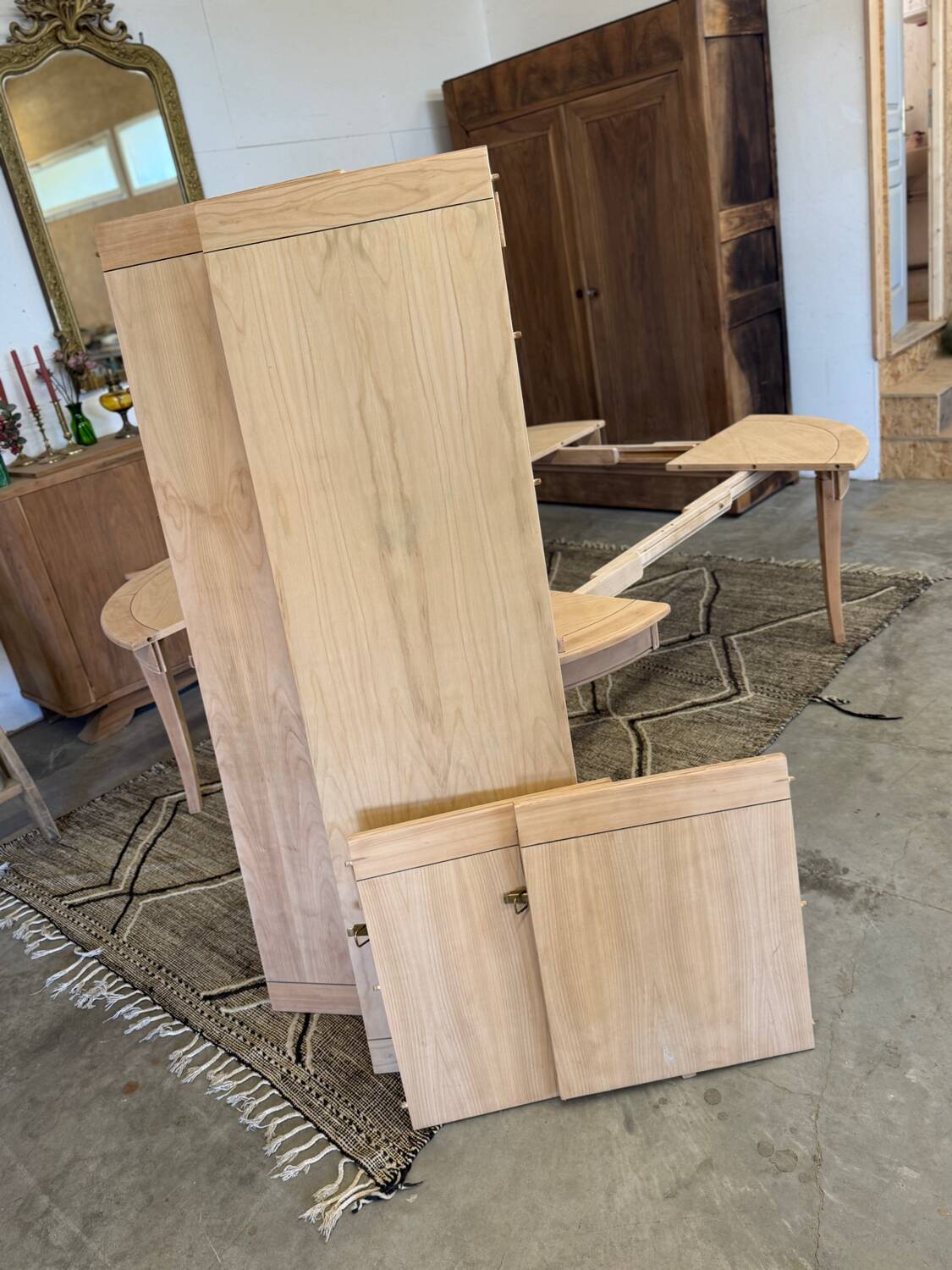 Extendable table with several options.